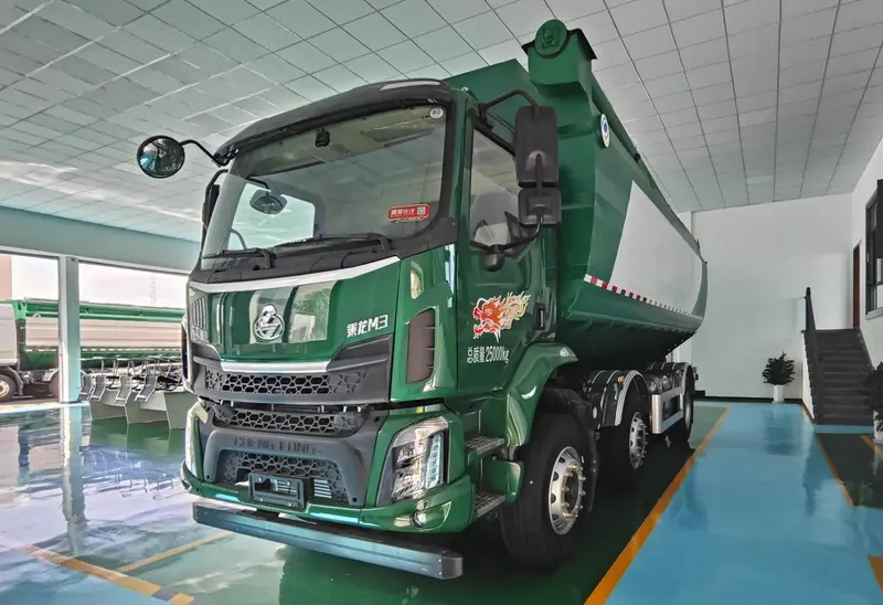 征服山路窄巷！乘龙M3三轴饲料车34m³巨无霸的灵动之躯